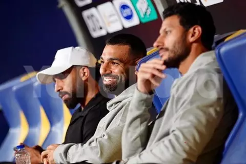 لافتة لشحاتة ومساندة صلاح وحضور مدرب الأهلي.. لقطات لم تذع من مباراة مصر وغينيا بيساو